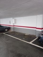 Autoparkplatz  Maiatzaren bata kalea. Plaza de garaje para coche mediano.