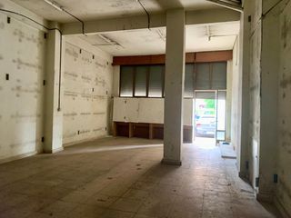 Lloguer Local Comercial  Avenida amaia. Amplio local con buena altura.