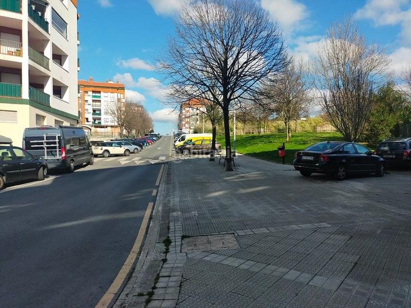 Foto bc887647-b75c-4fde-abd0-d200186b1802. Rent business premise in Erandio