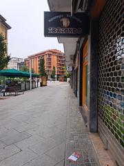 Location Local commercial  Ibaiondo kalea. Local en romo de 43 m2 montado como carnicería.