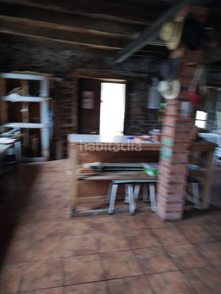 Foto f504f15b-efdb-47b4-a497-065a3a9948e4. Masia amb aparcament a Riello