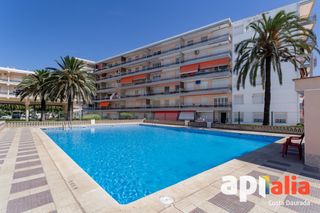 Appartement  Carrer de pep ventura. Piso delante mar en la pineda con piscina comunitaria