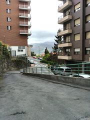 Aparcament cotxe a José María Ugarteburu kalea 7