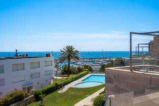 Casa aparellada a Carrer dels pins 5. Casa exclusiva en primera línea de mar en un complejo moderno co