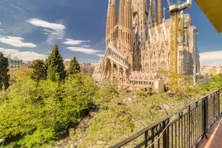 Pis a Plaça de la Sagrada Família