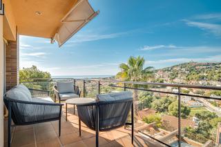 Casa aparellada  Carrer veneçuela. Casa moderna y recien reformada con vista al mar