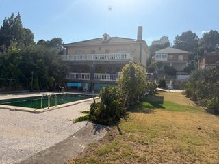 Chalet à Vacarisses. Amplia torre con piscina