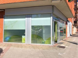 Local Comercial en Ansoáin. Local en esquina totalmente acondicionado  ideal clínica o centr