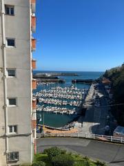 Pis en Bajada de puerto 3. Mutriku frente al puerto