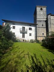 Casa en Aia. Casa histórica con gran jardín y opción de dividir en 2 vivienda