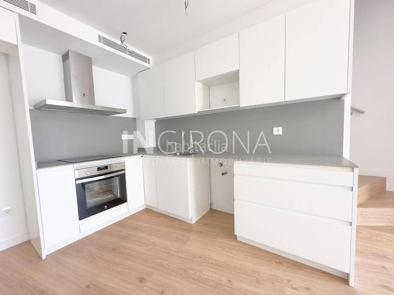 Foto 0df8f1fd-6ff3-49d8-9562-e7d89ef2c99a. Rent penthouse with heating in La Devesa Girona