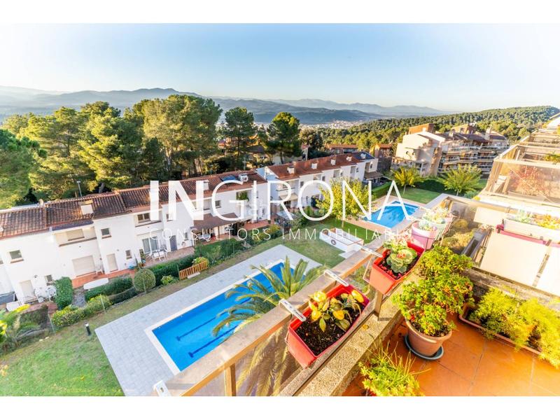 Foto 627e3ffd-ed0b-4c6c-9c5f-e2b85bbb20a0. Ático exclusivo ático reformado en Montjuïc con vistas panorámicas a la ciudad y la montaña en Girona