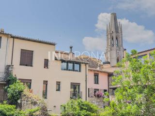 Pis  Francesc samsó. Ático dúplex con garaje en el barri vell de girona con licencia