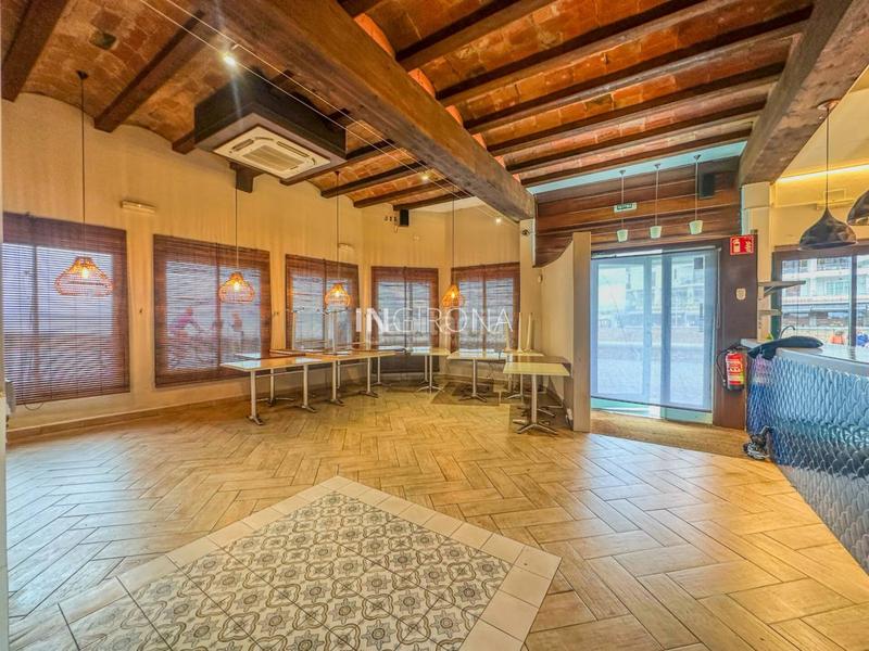 Foto f8d437d8-12f9-4074-9bb4-3412ea359c16. Affitto locale commerciale in Nucli Antic Escala (L´)