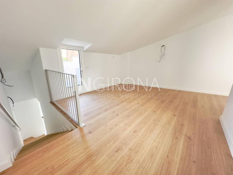 Foto 39b05c48-c57d-40e4-9978-58b5b73fb55b. Alquiler ático oportunidad! excepcional ático duplex seminuevo en el centro en Girona