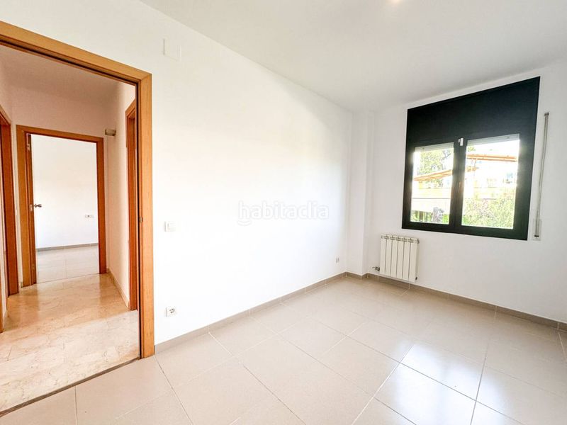 Foto 55a79f84-f79e-4b6c-ae29-77425e0a73e2. Pis amb calefacció aparcament piscina a Montjuïc Girona