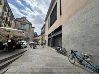 Affitto Posto auto  Calle ciutadans. Plaça de pàrquing àmplia en lloguer al centre de girona  carrer