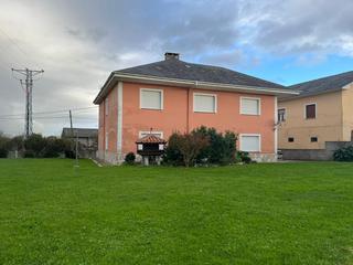 Haus en Castropol. Se vende vivienda unifamiliar con terreno en barres