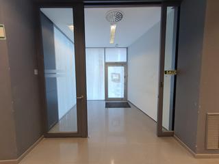 Local Comercial a Corvera de Asturias. Se vende local comercial con una superficie util de 136 m2.
