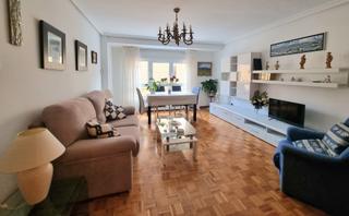 Miete Etagenwohnung in Carreño. Alquiler por temporada de septiembre a junio, soleado y luminoso