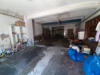 Local commercial à Carreño. Bajo en la zona de san antonio. se ofrece en venta. superficie u