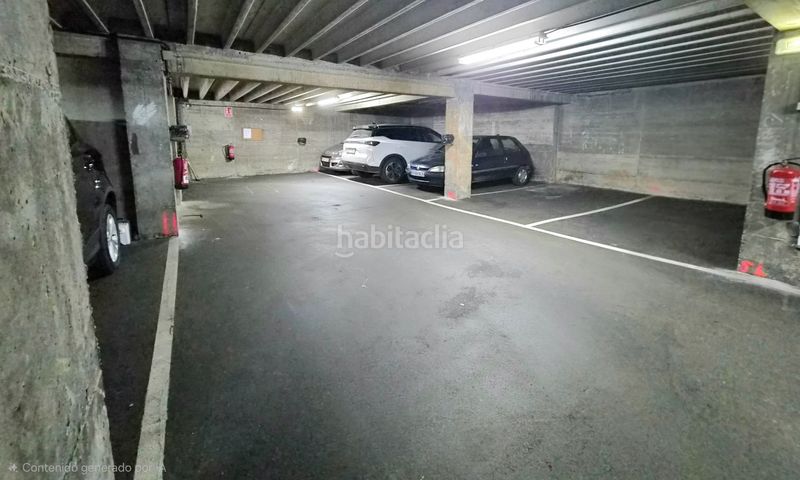 Foto ae1fd5c5-609d-42dc-bad3-d63d937b8129. Aparcament cotxe a Carreño