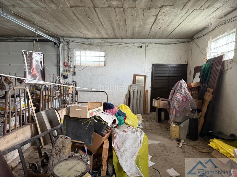 Foto f6714707-4ede-40a3-bca4-cb1ea5244007. Nave industrial en campos delante nave en Riotuerto