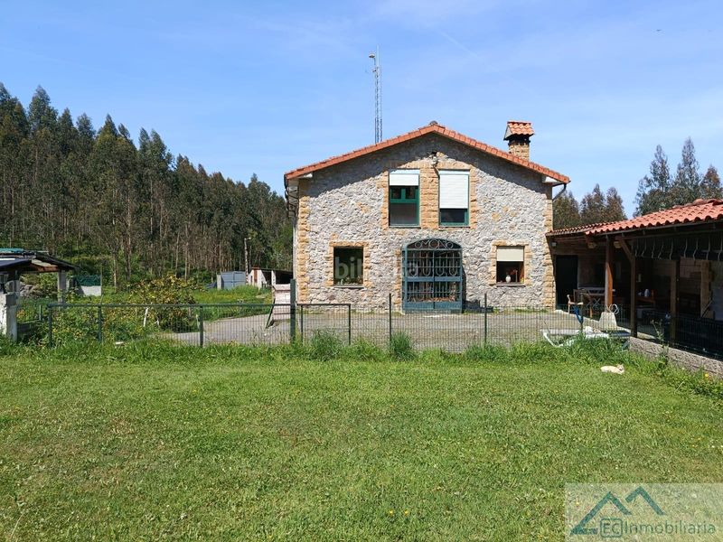 Foto a7cf25c4-2a26-4fd8-807d-7db8570c6b33. Casa amb piscina a Ribamontán al Monte