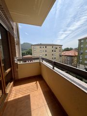 Pis en Solares - av calvo sotelo 36. Amplio apartamento con vistas despejadas en el centro de solares