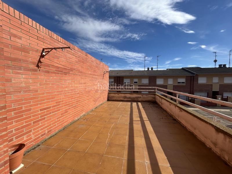 Foto be83a54b-4998-41a1-ae08-57dae43451a7. Haus mit heizung parking in Castejón