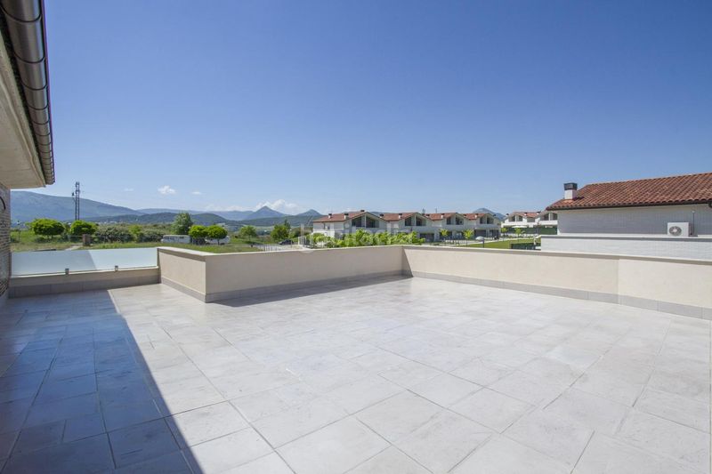 Foto 0b1980a9-bed2-4512-b3df-e37b78f186b4. Casa aparellada amb calefacció aparcament piscina a Iza