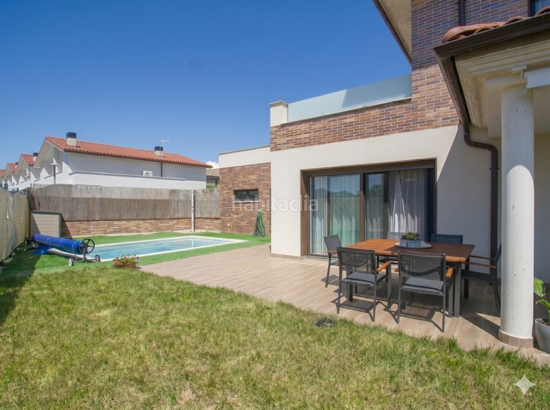 Foto 117be42d-1b15-42cc-bbf1-8a435f4a51e2. Casa aparellada amb calefacció aparcament piscina a Iza