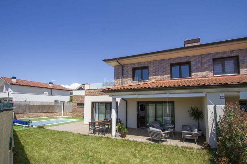 Foto 1d428698-2c36-4e4c-bf0f-44f048343acc. Casa aparellada amb calefacció aparcament piscina a Iza