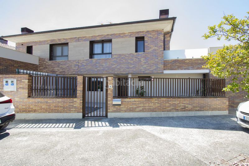Foto f3ef300f-cd2e-4700-902f-ec6847ec5476. Casa aparellada amb calefacció aparcament piscina a Iza