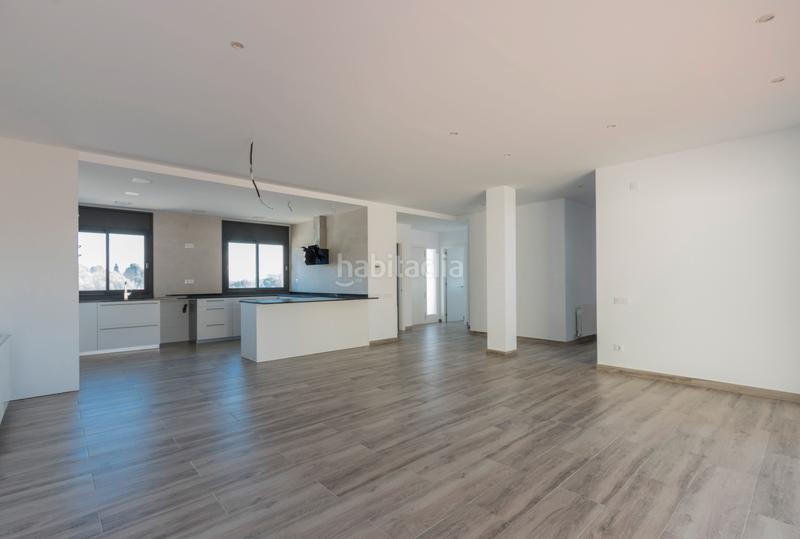 Foto 02892ba4-9ce9-4608-ac0e-8c669ef7086b. Casa adosada espléndida casa adosada con amplios espacios y terraza solarium en Rubí