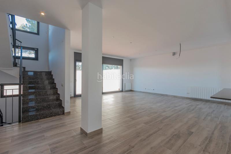 Foto 086c9eca-cde8-45df-af1e-97b85a3633e9. Casa adosada espléndida casa adosada con amplios espacios y terraza solarium en Rubí