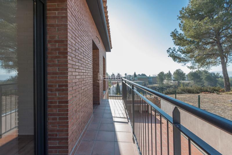 Foto 0b04ed04-67ef-46f0-a81b-ba6339bec3b2. Casa adosada espléndida casa adosada con amplios espacios y terraza solarium en Rubí