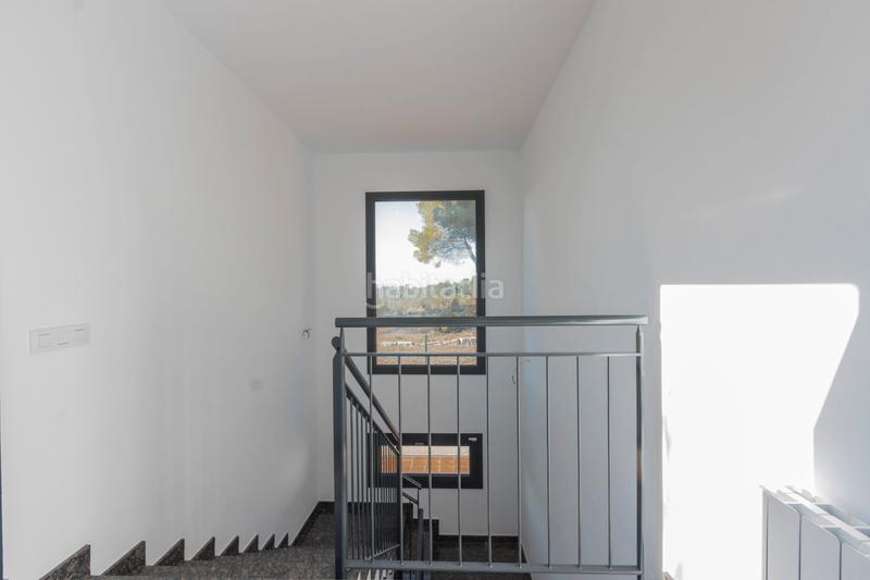 Foto 0e280edb-b0a9-4e4a-9539-12fc68f5a1d6. Casa adosada espléndida casa adosada con amplios espacios y terraza solarium en Rubí