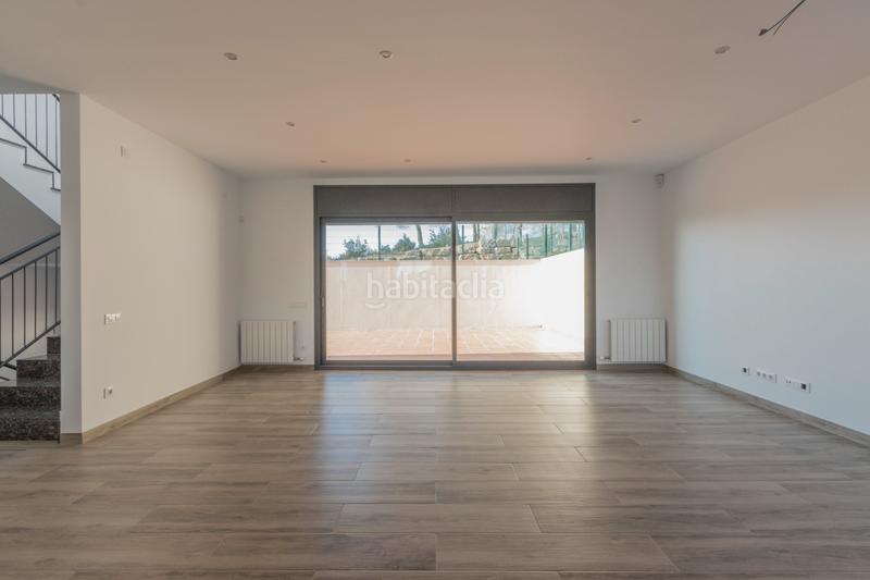 Foto 10ab4ba6-8745-4c48-aaa8-9f7d704ea79a. Casa adosada espléndida casa adosada con amplios espacios y terraza solarium en Rubí