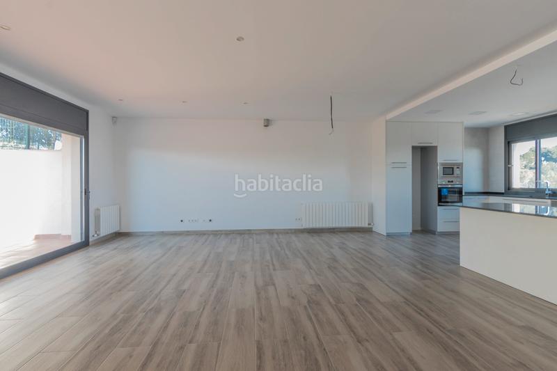 Foto 12904e0d-a041-4b64-8ba9-23ba1171b072. Casa adosada espléndida casa adosada con amplios espacios y terraza solarium en Rubí