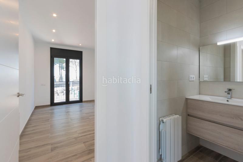 Foto 1d2f1ea5-b6e5-4e61-aec6-15d07073d5a4. Casa adosada espléndida casa adosada con amplios espacios y terraza solarium en Rubí