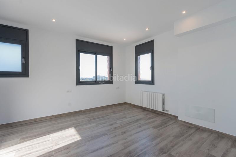 Foto 3adf3da0-2396-4c60-b2d7-076e95d6f0a7. Casa adosada espléndida casa adosada con amplios espacios y terraza solarium en Rubí