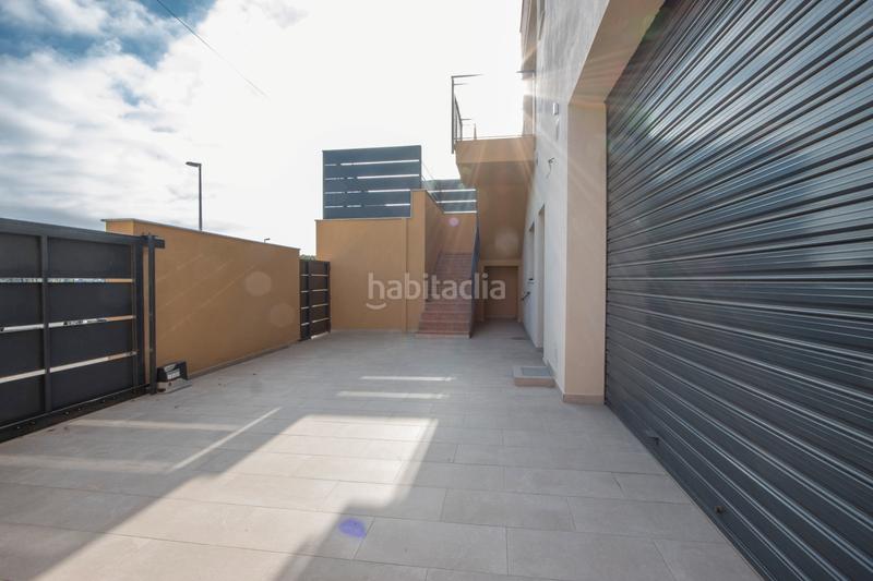 Foto 3cc641fe-883a-4ff3-b0a1-2165a8abbb09. Casa adosada espléndida casa adosada con amplios espacios y terraza solarium en Rubí