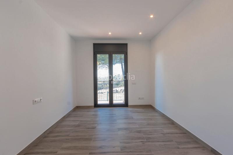 Foto 7307d20f-e3ad-4be3-9d8f-e74930da7f59. Casa adosada espléndida casa adosada con amplios espacios y terraza solarium en Rubí