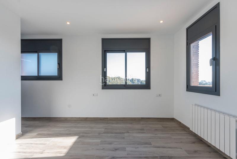 Foto 758101cd-29aa-41e7-a64b-c6cf99eb5cc6. Casa adosada espléndida casa adosada con amplios espacios y terraza solarium en Rubí