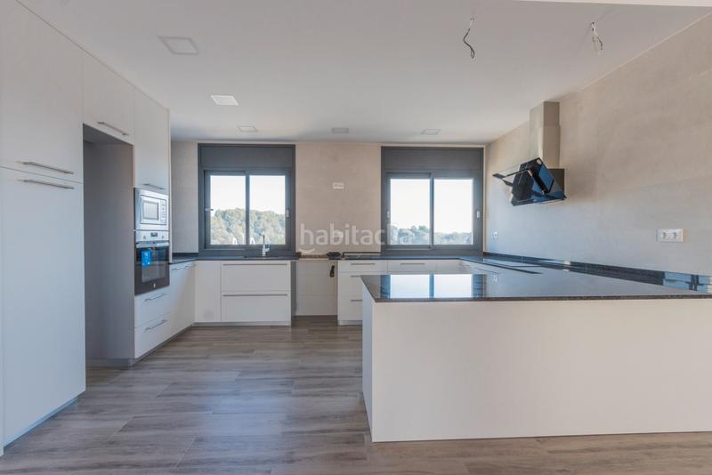 Foto 8914423d-b05f-4d3a-81a5-33cb4a9d8e26. Casa adosada espléndida casa adosada con amplios espacios y terraza solarium en Rubí