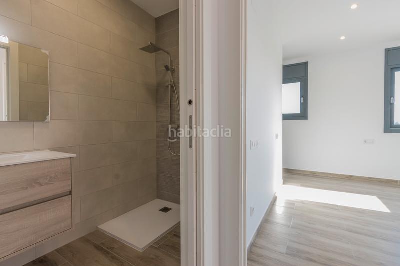 Foto 8b5ce900-ed6e-443c-bff5-d3f7e58eb369. Casa adosada espléndida casa adosada con amplios espacios y terraza solarium en Rubí