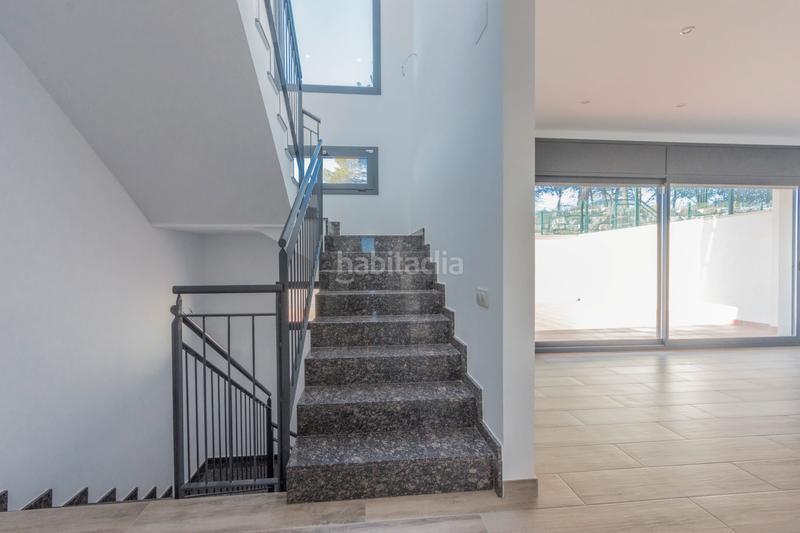 Foto 8bbf7aec-eb80-48ca-8ef1-84391cbc0a5b. Casa adosada espléndida casa adosada con amplios espacios y terraza solarium en Rubí