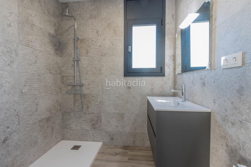 Foto 8cd7a7df-93fd-4f3c-99eb-6c8de798d41a. Casa adosada espléndida casa adosada con amplios espacios y terraza solarium en Rubí