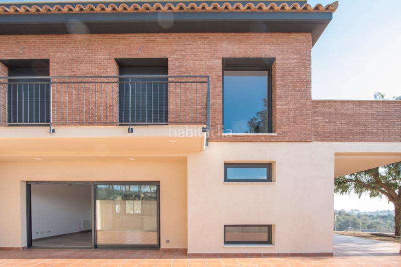 Foto 8d52970f-3422-41f3-95ef-c91a4575fa69. Casa adosada espléndida casa adosada con amplios espacios y terraza solarium en Rubí